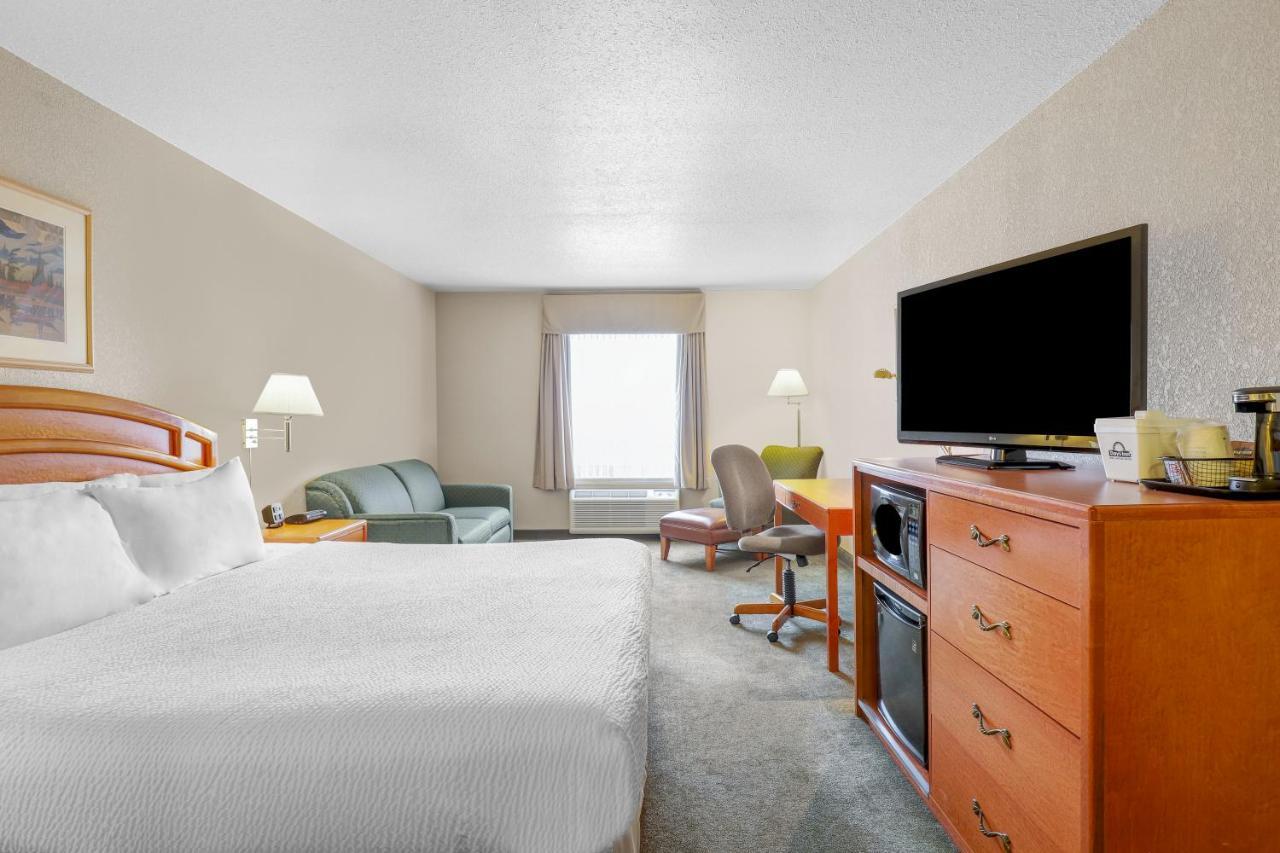 Days Inn By Wyndham Red Deer Ngoại thất bức ảnh