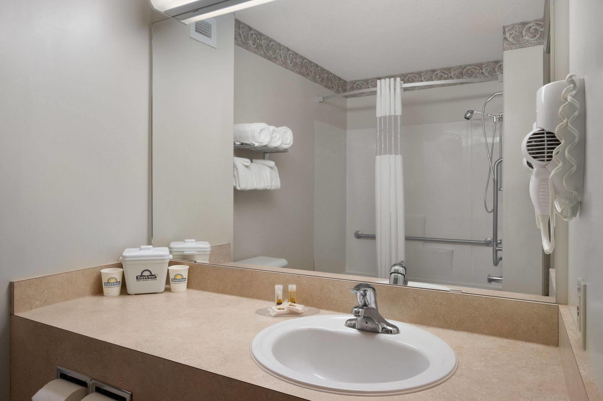 Days Inn By Wyndham Red Deer Ngoại thất bức ảnh