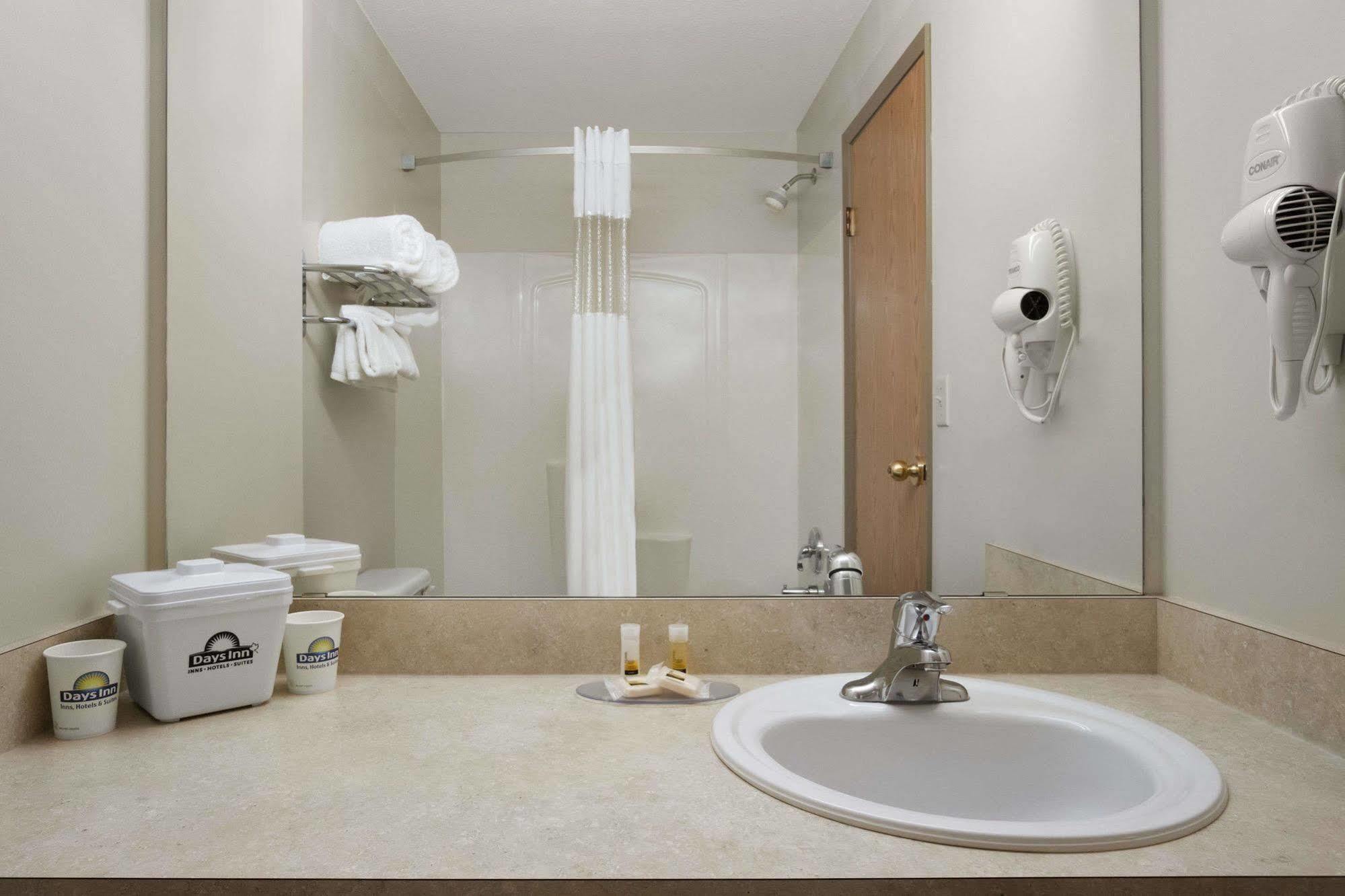Days Inn By Wyndham Red Deer Ngoại thất bức ảnh